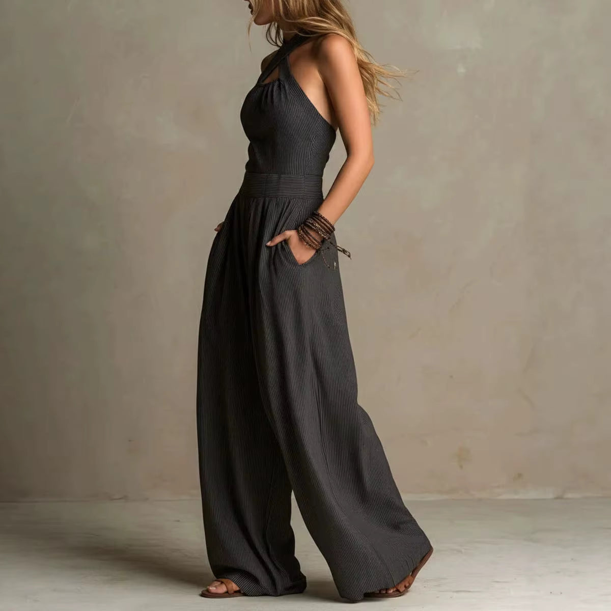 Nuria - Tuta elegante con scollo incrociato