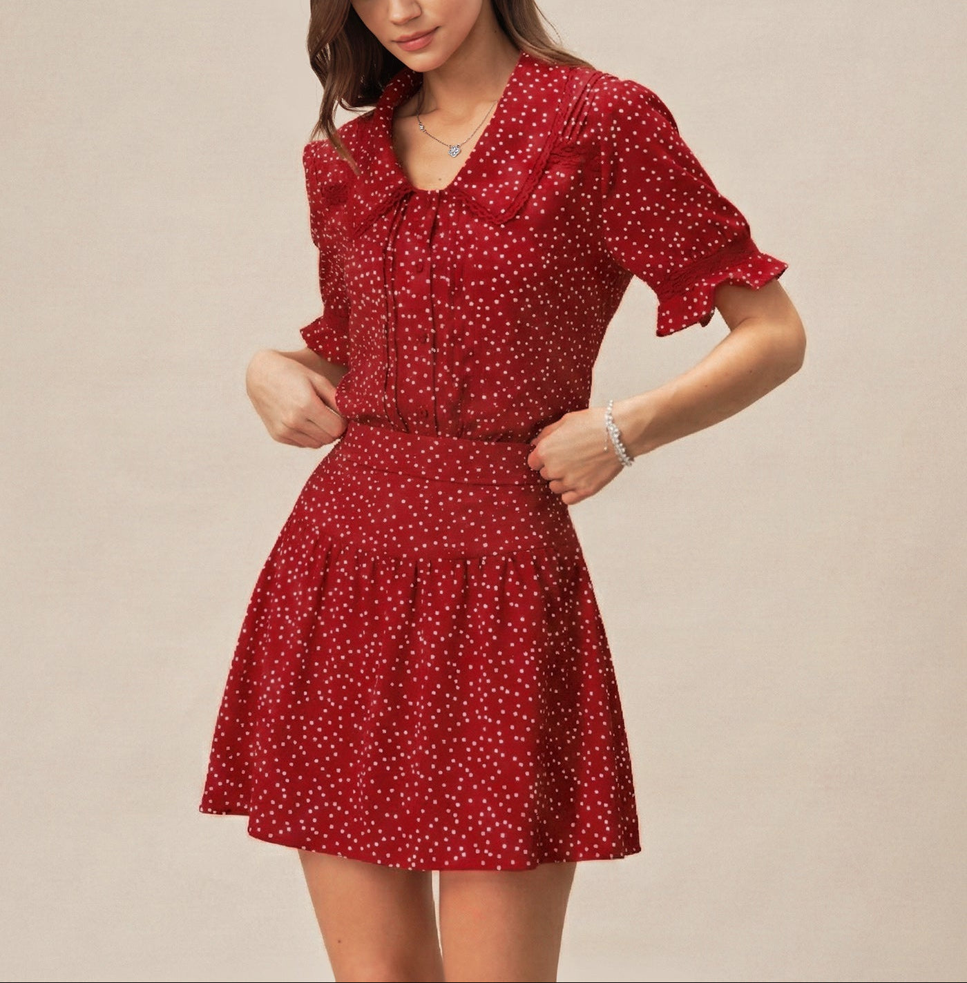 Alba - Vestito rosso con maniche a sbuffo e collo a pois