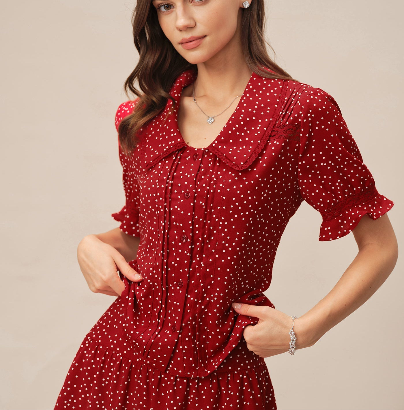 Alba - Vestito rosso con maniche a sbuffo e collo a pois